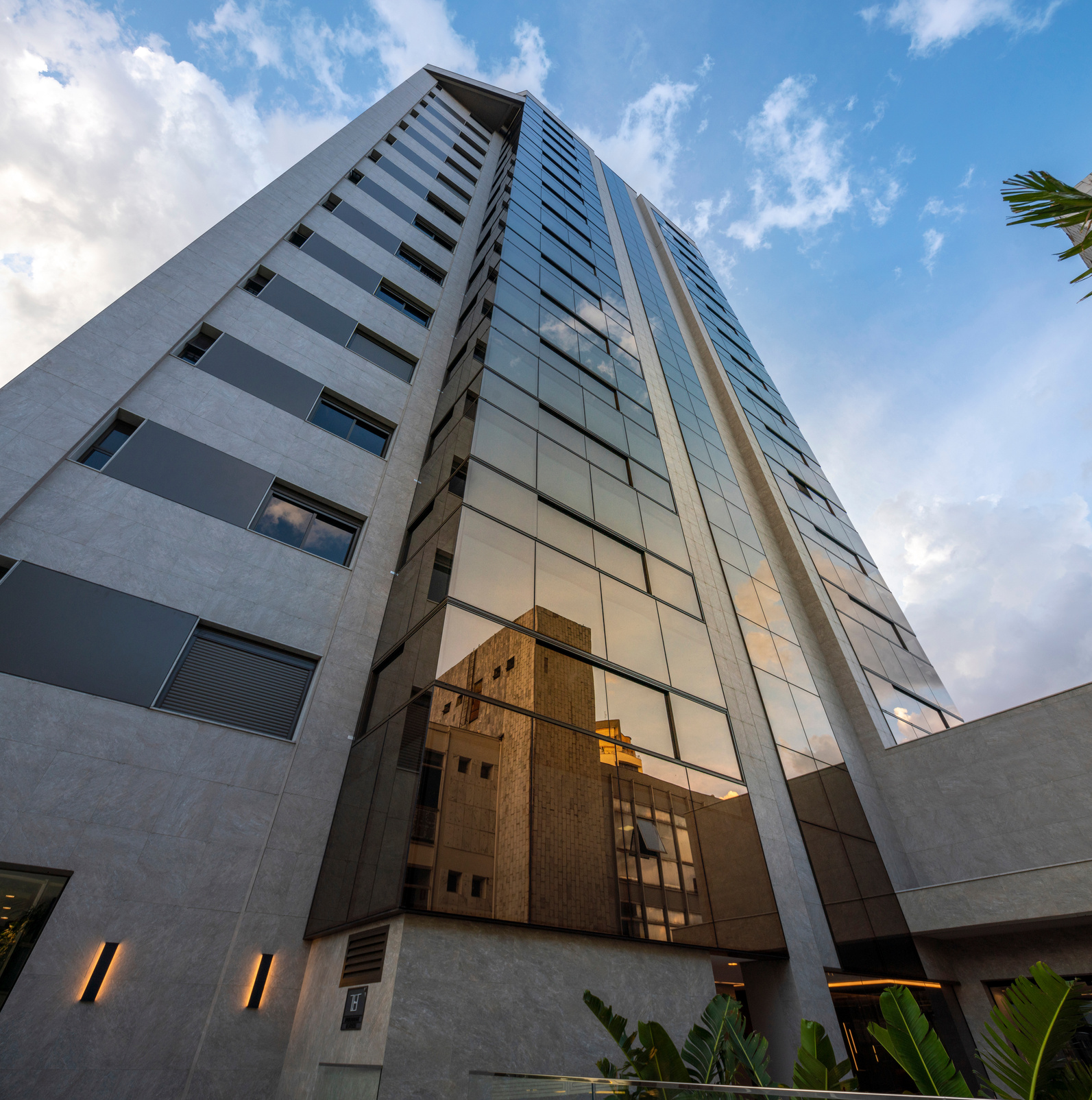 Fachada de alto padrão em alumínio e vidro — arquitetura contemporânea em Belo Horizonte